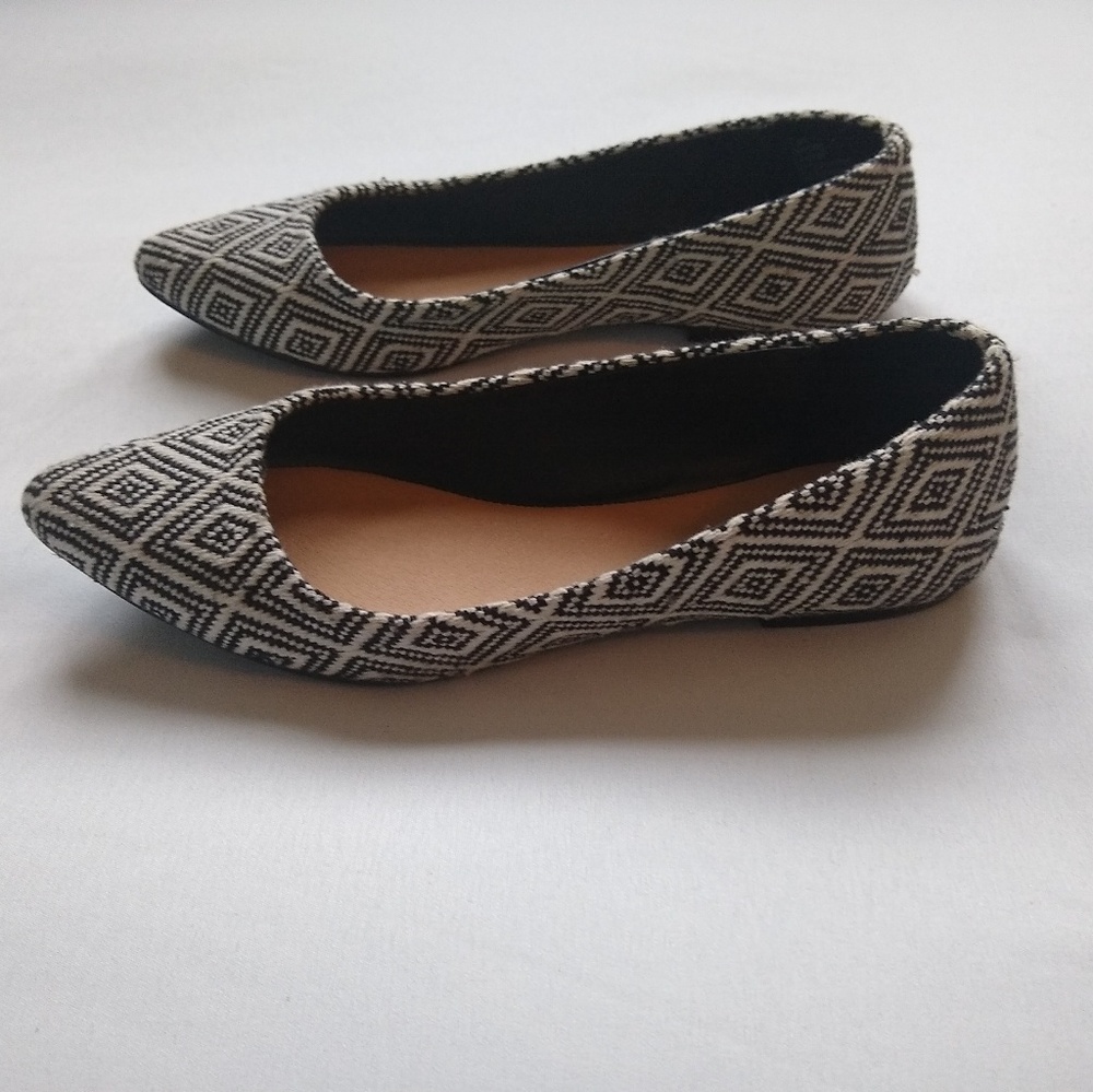 MIA- Zander pointed toe flats. 7.5